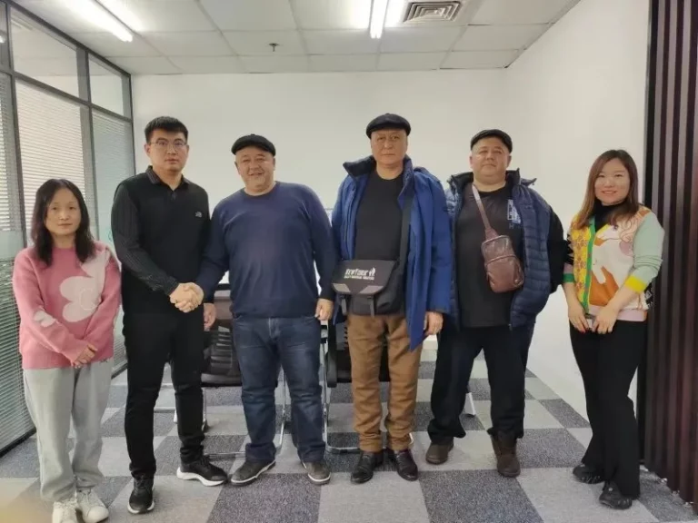 جاء العملاء الروس إلى الشركة لزيارة متعمقة والتعلم