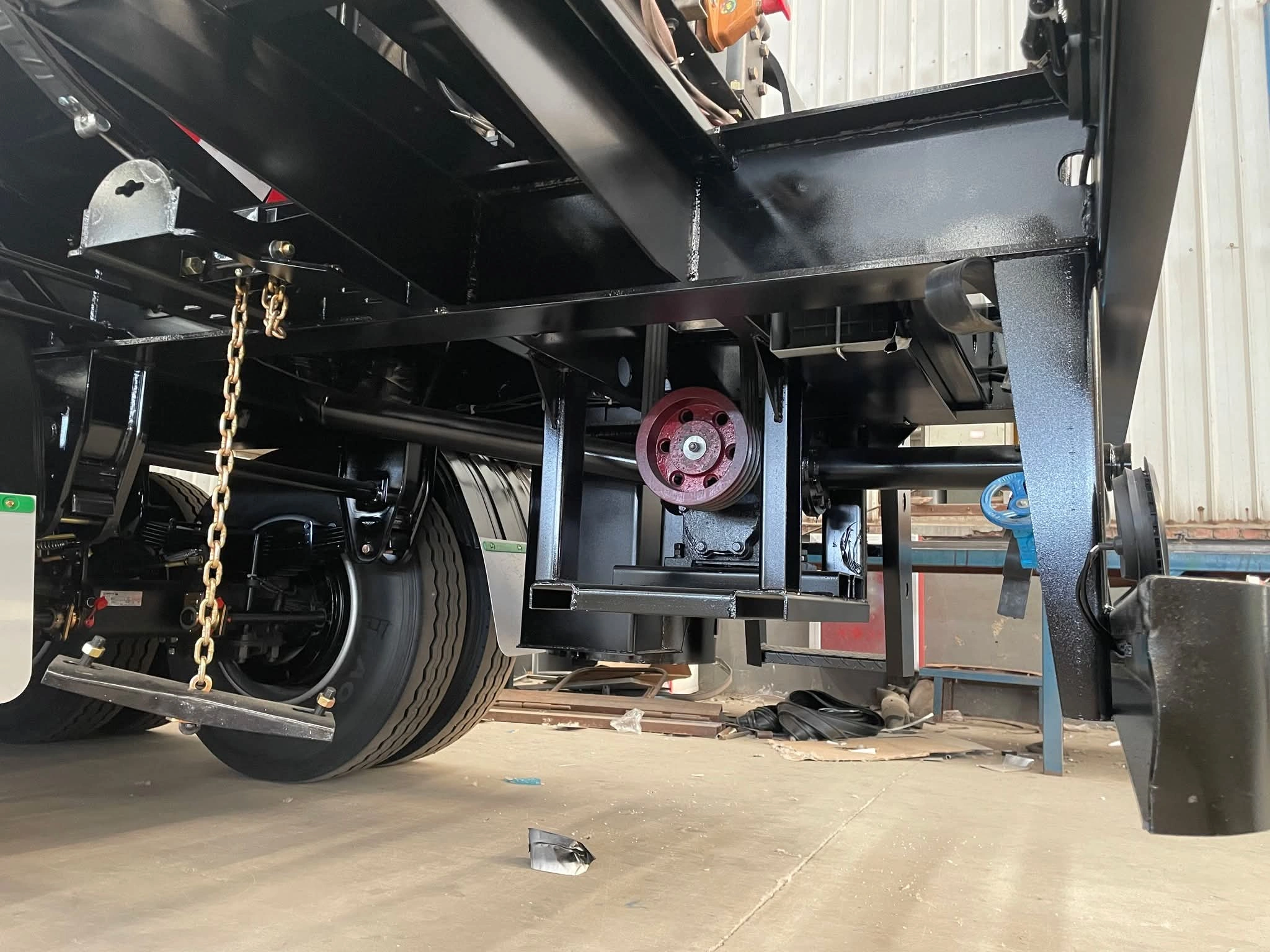 Rear-quarter view of the 40 m3 asphalt tanker trailer