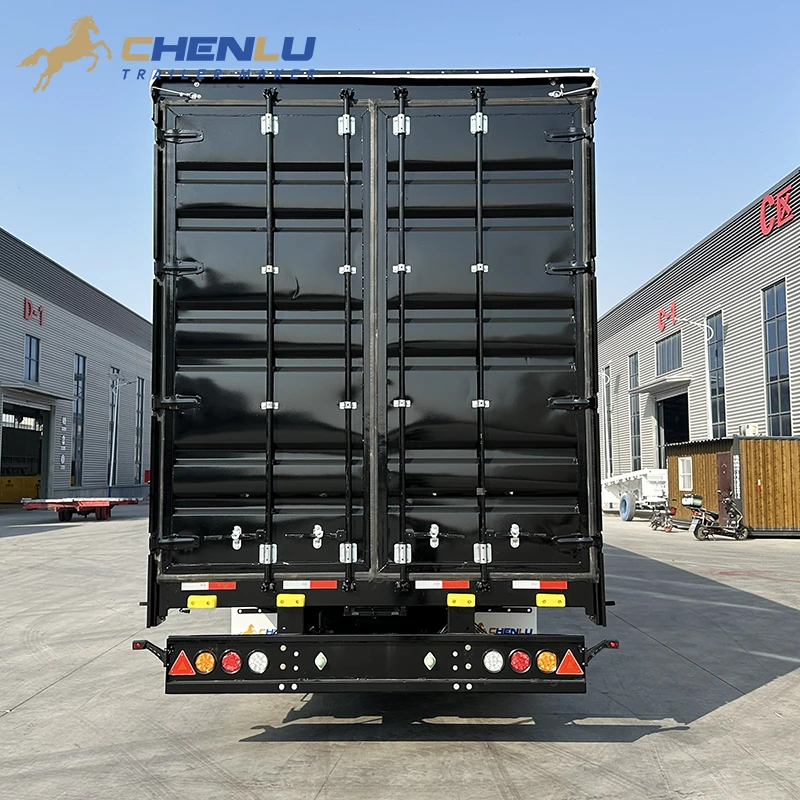 Double rear doors with vertical locking bars on the 5 axle curtainsider