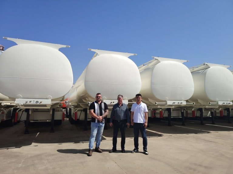 Australian customer visiting the CHENLU trailer factory