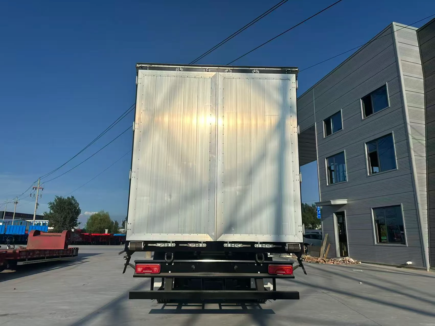 Closed double rear doors on the 3 axle curtain side semi trailer